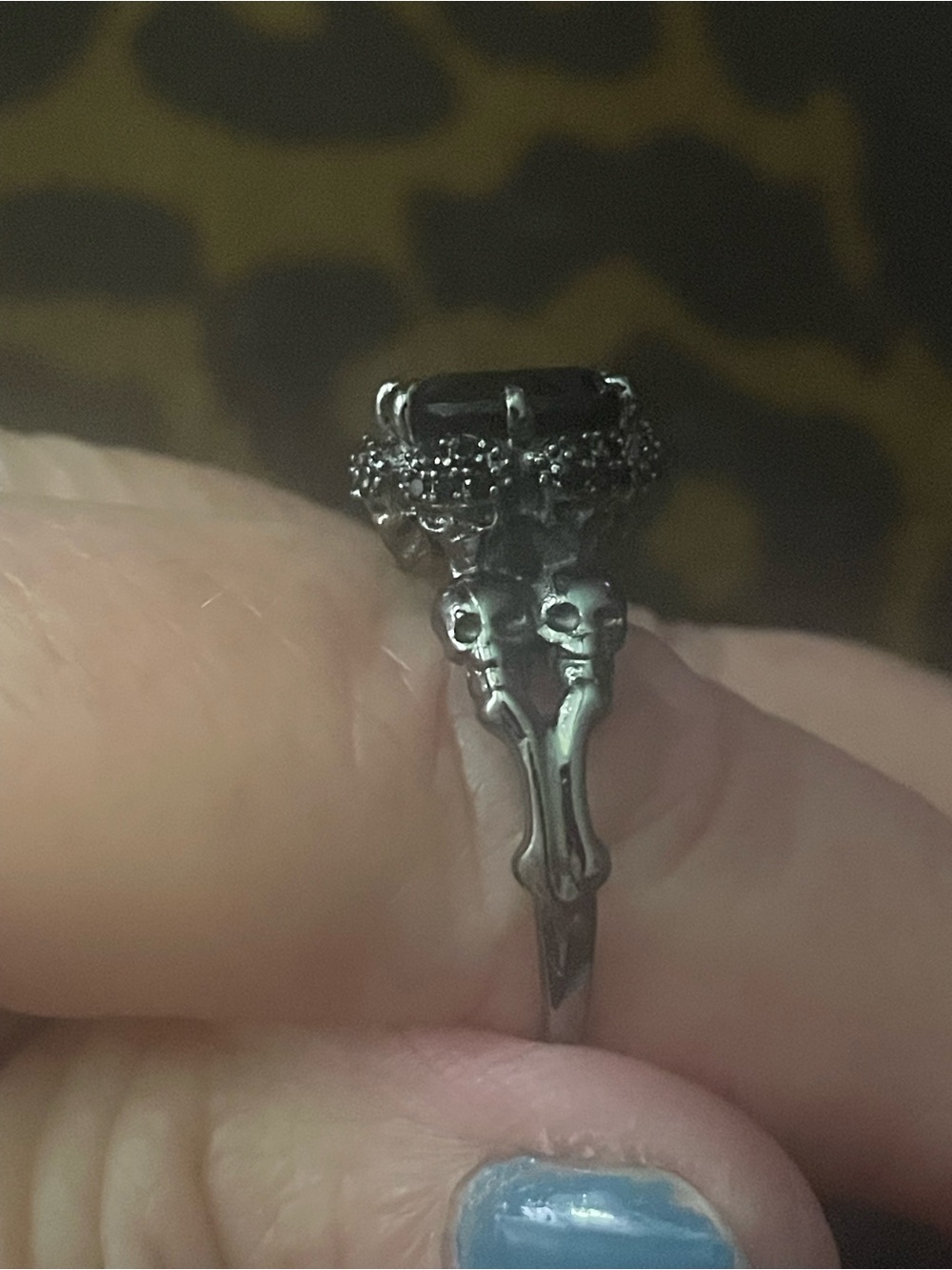 Silver Gothic Skull Ring with Black Stone skulls on both sides sz 9.5